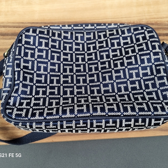 Tommy Hilfiger Navy & White Signature Logo Crossbody with Adjustable Strap, EUC - Picture 2 of 5